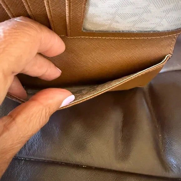 Michael Kors Brown Signature Logo Wristlet/Cellphone Wallet NWOT - Picture 5 of 6